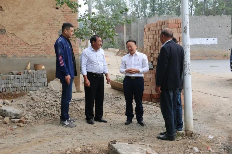 扶貧路上  攜手同行——弘義集團(tuán)黨委書記、董事長(zhǎng)張秀峰一行 到定點(diǎn)幫扶村調(diào)研